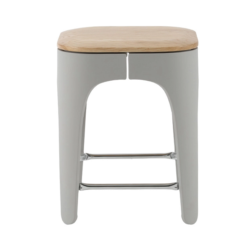 0V1A9816 Stool with wood seat and plastic legs