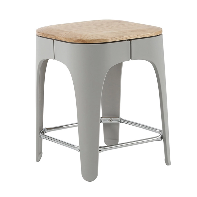 0V1A9817 Stool with wood seat and plastic legs