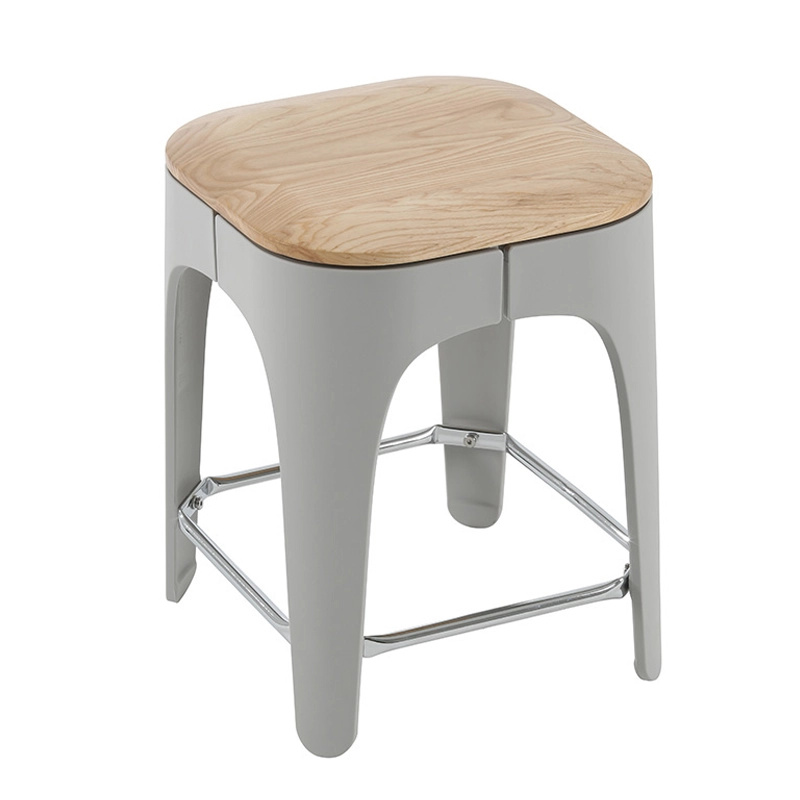 0V1A9818 Stool with wood seat and plastic legs